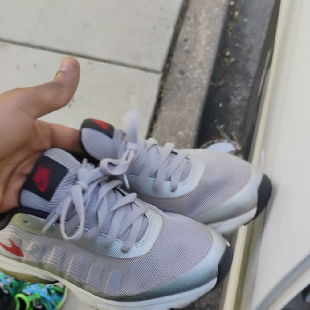 Nike Gray and Black Sneakers Modern Athletic Design